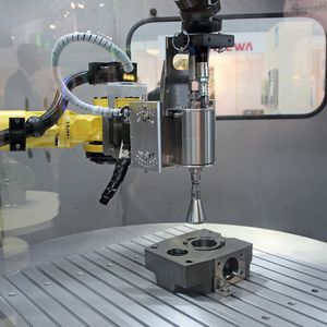 Hochdruckwasserstrahlentgraten mit dem Roboter zeigte BVL erstmals auf der Messe Parts2clean 2015.