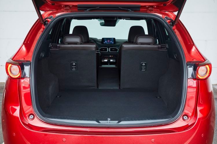 Praktisch und praxisnah ist der Kofferraum konstruiert. Er ist gut zu beladen, variabel und mit bis zu 1.440 Liter auch groß.  (Mazda)