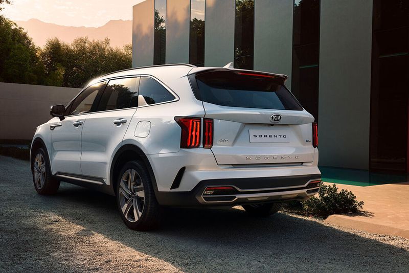 Von hinten erinnert das Auto stark an amerikanische SUVs. (Bild: Kia)
