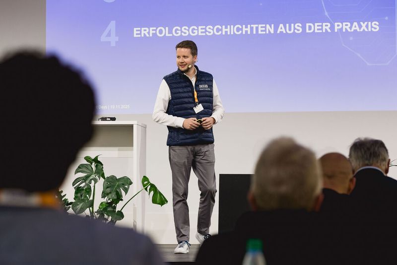 Mit adaptiver KI und batterieoptimierten Sensoren zeigt Michael Heider von Wika, wie sich Vibrations- und Temperaturdaten per LoRaWAN übermitteln lassen. (Bild: Stefan Bausewein)