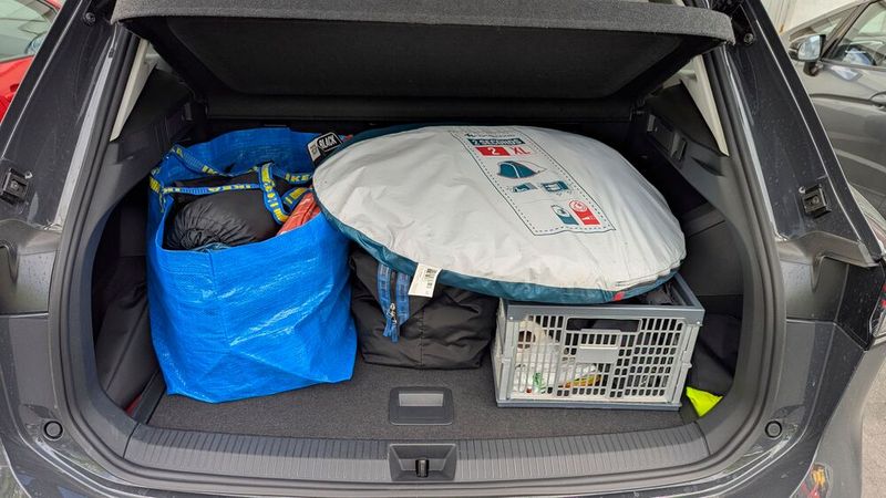 Die Utensilien für ein Zeltwochenende füllen den Kofferraum nicht annähernd aus. (Bild: Rosenow – VCG)