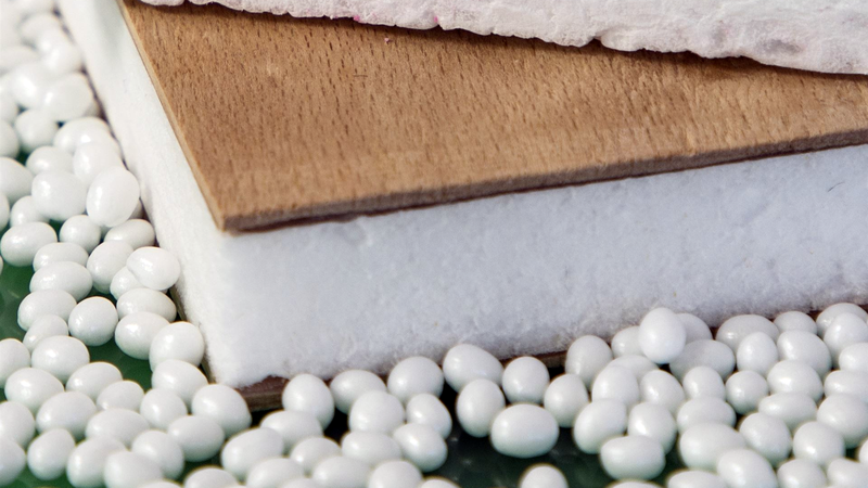 Od kompaktowego granulatu EPLA po gotową spienioną płytę izolacyjną: ten materiał piankowy na bazie surowców biologicznych można przetwarzać jako rozwiązanie typu „drop-in” na istniejących automatach do formowania elementów z EPS.(Bild:  Nexofoam)