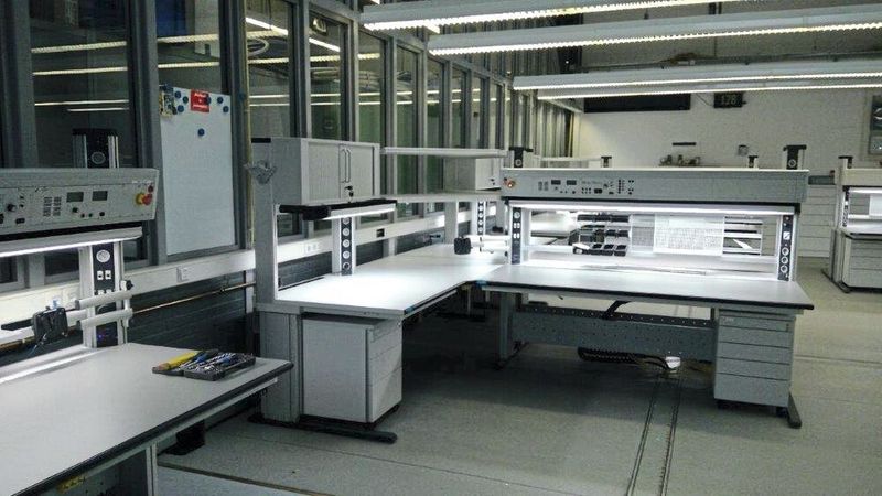 Die höhenverstellbaren und mit Beleuchtungspanels ausgestatteten Systeme bieten höchsten Arbeitskomfort und besitzen flexiblen Anschlüssen und Aufbauten.  (Elabo)