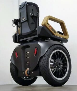 (Bild 2: Ein Klappmechanismus fährt bei Systemversagen sofort aus und bringt den Rollstuhl zum Stehen. Insgesamt verfügt ein Hoss Mobility über vier Motoren, je einen für die Haupträder und für beide Stützen. Bild: Hoss Mobility GmbH)