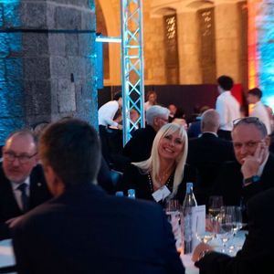 Intensive Gespräche unter den Gästen. Gespannt erwarten alle im Saal die Bekanntgabe der Preisträger.(Bild:  Maschinenmarkt/rw)