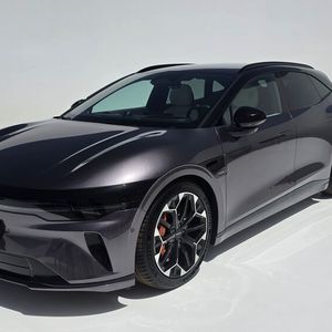 Der in Schweden designte Zeekr 7GT hat eine Motorhaube in Muschelform. Das durchgängige, dunklte Lichtband ist auffällig niedrig platziert.   (Bild: Mauritz – VCG)