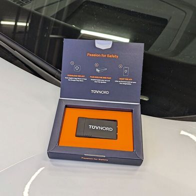 Mit einem OBD-Dongle und der dazugehörigen App können die Gutachter des TÜV Nord innerhalb von wenigen Minuten zahlreiche Datenpunkte aus dem Auto abrufen. (Bild: Rosenow – VCG)