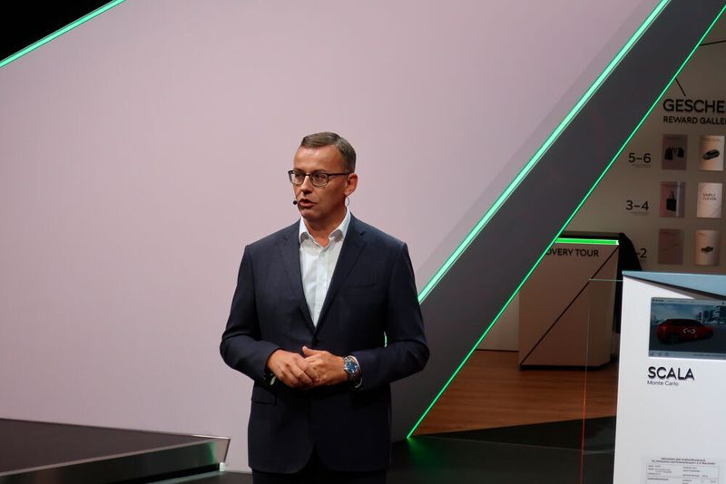 Vertriebsvorstand Alain Favey sieht in den E-Modellen eine Fortführung der Simply-Clever-Ideen von Skoda. (Grimm/»kfz-betrieb«)