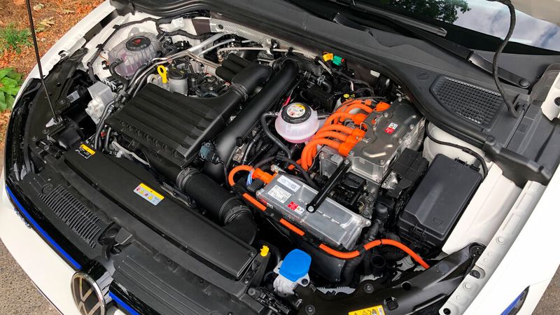 Ein Blick unter die Haube eines GTE ... (Bild: Seyerlein/»kfz-betrieb«)