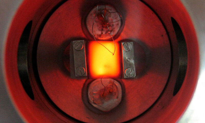 Der abgebildete Drahtnetzreaktor ermöglicht Forschern, die Pyrolyse und Vergasung von Feststoffen in einem kleinen Maßstab zu untersuchen – unter vergleichbaren Bedingungen von industriellen Anlagen. (Bild. TU München)