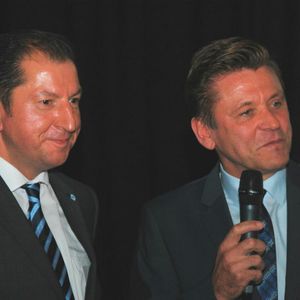 Charmante Art: Bundesinnungsmeister Wilhelm Hülsdonk (re.) und Marcus Büttner (Hauptgeschäftsführer Kfz-Gewerbe NRW) lobten Pausts Fähigkeit, Menschen für das Ehrenamt zu begeistern. (Foto:  Baeuchle)