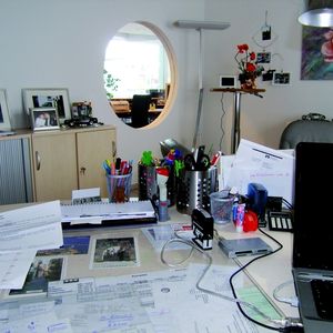 Von ihrem Schreibtisch aus hat die Chefin durch das „Bullauge“ in der Wand immer den 
Eingangsbereich im Blick.