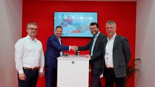 Jaka x Brütsch Elektronik Vertragsunterzeichnung (von links: Martin Kluge, Leiter Produktgeschäft Automation bei Brütsch Elektronik, Carsten Stiller, Head of Sales and Marketing bei JAKA Robotics, Cornelius Niemeyer, Leiter Geschäftsbereich Automation bei Brütsch Elektronik, Wolfgang Lienke, Head of JAKA Europe) (Bild: Jaka)
