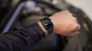 Mit der Apple Watch haben die Monteure ihre anstehenden Aufgaben immer im Blick. (Bild: Apple)