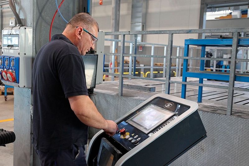 Als Steuerung kommt eine Siemens PLC (ET200-SP) mit Siemens TP1200 Multi-Touchpanel der neuesten Generation zum Einsatz. Der Bediener kann sämtliche Pressenfunktionen komfortabel, zentral und sicher über das Touchpanel steuern.  (Bild: Vetimec)