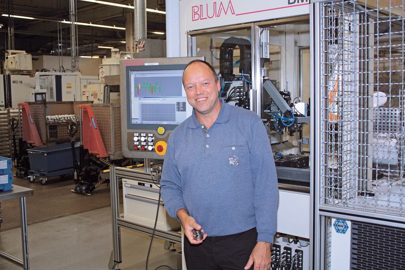 Bild 6: Udo Fuchs ist sichtlich zufrieden mit der gemeinsam gefundenen Lösung; Blum-Novotest ist schon seit vielen Jahren Partner von ixetic. (Bild: Blum-Novotest)