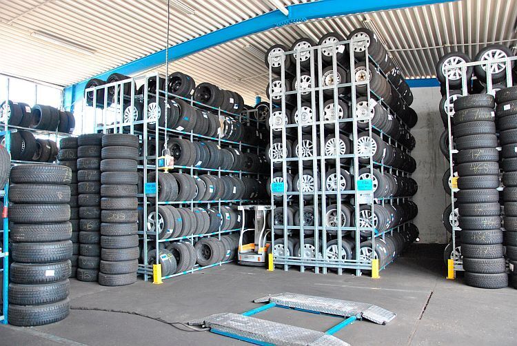 Trotz der Lage auf dem Land, wo viele Kunden eigentlich Platz für ihre Reifen haben, boomt die Reifeneinlagerung. (Foto: Kampfmann)