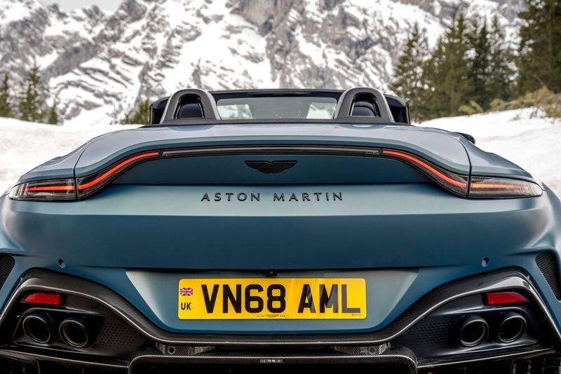 Wie es sich für einen Aston Martin gehört, bläst der V8 die Abgase über vier Auspuffrohre in die Umwelt. (Aston Martin/Andy Morgan)