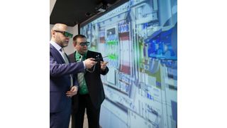 Dr. Stephan Tremmel (links), Oberingenieur am Lehrstuhl für Konstruktionstechnik und Projektleiter seitens der FAU, und FAU-Wissenschaftler David Hochrein verfolgen an der Powerwall die virtuelle Darstellung des Prüfstands. (Schaeffler)