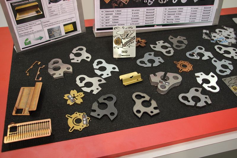 Produktbeispiele aus diversen Werkstoffen, die mit einer FOL 3015 AJ schnell und präzise bearbeitet werden können. Darunter auch gut wärmeleitenden Materialien wie Kupfer, Messing und Edelstahl. (Bild: Königsreuther)
