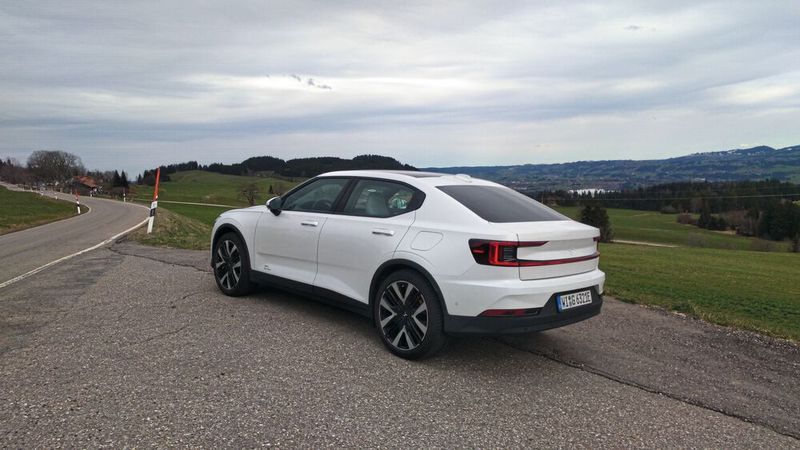 Den Polestar 2 gibt es in der Grundversion ab 46.275 Euro. Zur Wahl stehen drei optionale Pakete. Vereinfacht gesagt steht „Pilot“ für Assistenzfunktionen, „Plus“ fürs Wohlfühlen und „Performance“ für Fahrspaß. Die getestete Version mit Allradantrieb und allen Paketen kommt auf rund 72.600 Euro. (Bild: Thomas Günnel/Automobil Industrie)