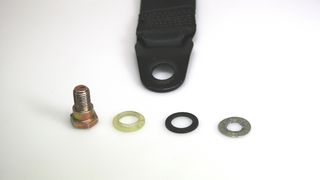 1 Fertigung für den Einsatz: (a) Die vormontierte Komponente Schraube + Clip als Schraubverbindung für mehr Sicherheit; (b) Montage mit Fehlermöglichkeiten. Bilder: Kamax (Archiv: Vogel Business Media)