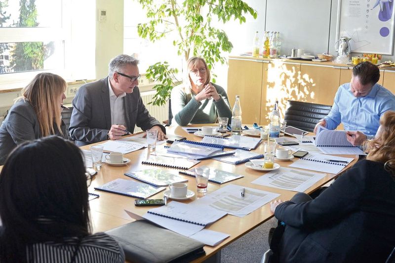 Intensiv sichtete die Jury die Bewerbungsunterlagen. (Bild: »kfz-betrieb«)