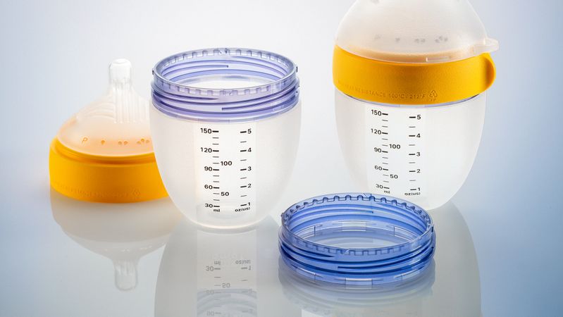Der umspritzte Ring im Silikonkörper der neuen Babyflasche von Comotomo besteht aus dem BASF-Polyphenylsulfon Ultrason P 2010, eingefärbt mit einem spezifischen Blau aus dem Colorant Chromatics-Sortiment von Avient.(Bild:  BASF)