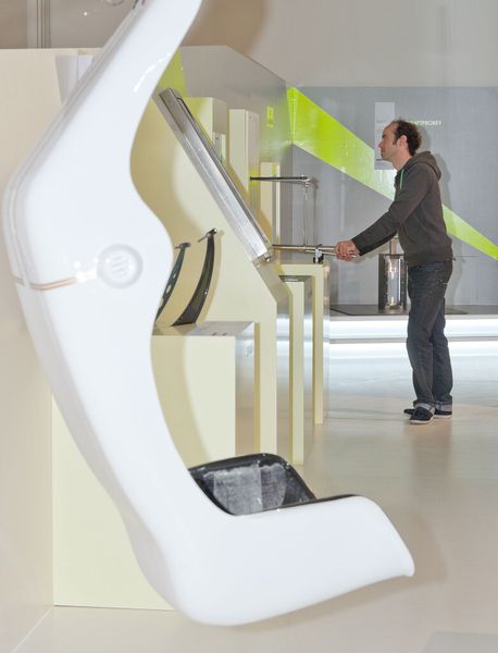 Der „Klangstuhl“ ist aus sehr leichtem und sehr steifem CFK gebaut. Er entstand im Rahmen einer Studie am Institut fu¨r Flugzeugbau in Stuttgart. (Bild: Deutsches Museum)