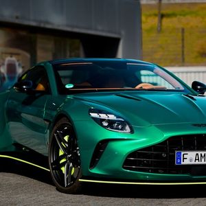 Am AMR Performance Center startete und endete unsere Testfahrt.(Bild:  Aston Martin)