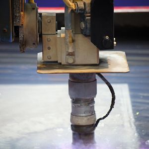 Bild 1: Das Plasmaschneiden von Aluminium- oder Stahlblech unter Wasser verursacht kaum Emissionen und ist so leise wie ein handelsüblicher Wasserkocher.