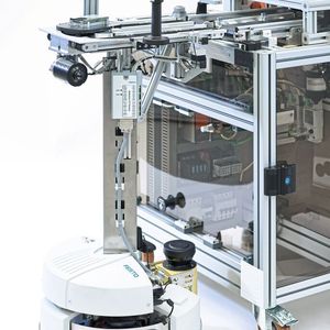 Zum Gesamtsystem FTS gehören neben den Fahrzeugen selbst auch Datenschnittstellen, die Positionserfassung, die Leitsteuerung und Ladestationen.