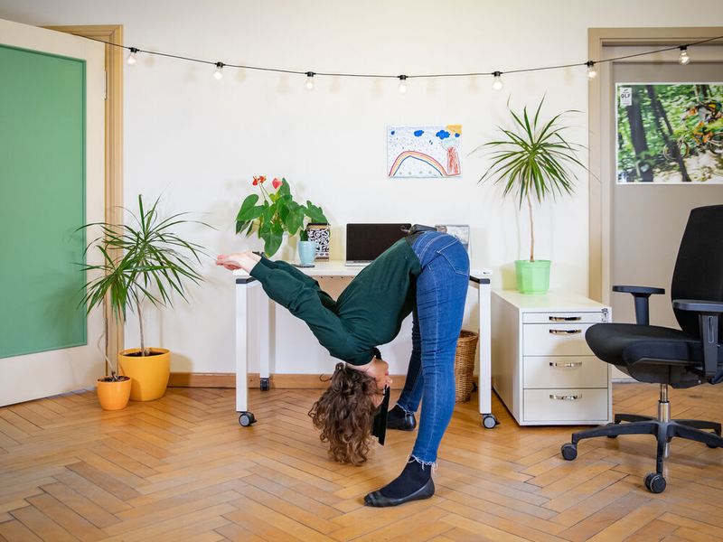 5. Meridiandehnung – Diese Übung ist perfekt für den Ausgleich von Schreibtischarbeit. Stellen Sie sich hin. Ihre Füße sind parallel und weit auseinander. Verschränken Sie nun Ihre Hände hinter Ihrem Rücken. Die Arme bleiben möglichst gestreckt oder können sogar etwas vom Körper weggezogen werden. Achten Sie darauf, nicht im Hohlkreuz zu stehen und kippen Sie Ihr Becken sanft nach vorn. Atmen Sie jetzt ein paar Mal tief in die Brust. Wenn Sie wollen, können Sie sich nun gerade nach vorn beugen und die Arme über den Kopf fallen lassen. Halten und dann langsam wieder auflösen. (©Jacob Müller / TU Chemnitz)
