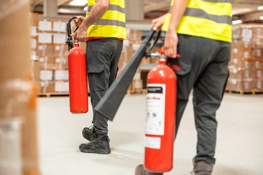 Regelmäßige Brandschutzschulungen sind in Logistikbetrieben unverzichtbar. Nur gut ausgebildete Mitarbeiter können im Ernstfall auch richtig reagieren.(Bild: ©  Dejan - stock.adobe.com)