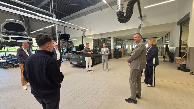 ... und wie die Personalentwicklung von den Mitarbeitenden empfunden wird, erfuhr die Jury im Kasseler Porsche-Zentrum von Glinicke. (Bild: Mauritz – VCG)