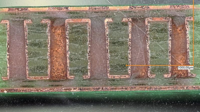 Qualifizierung: Visuelle Analyse von Buried Vias im Querschliff unter dem Lichtmikroskop.(Bild:  AGT & ISIT)