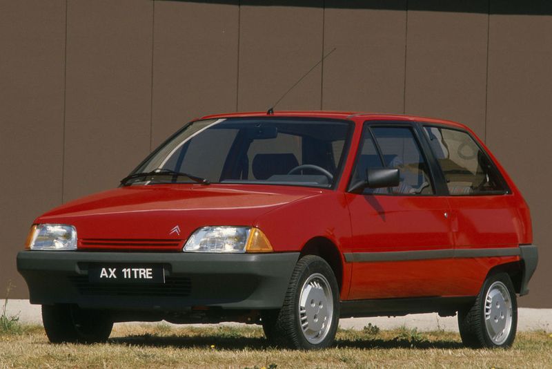 Citroen AX: Ab dem Marktstart in Deutschland im Frühjahr 1987 eroberte der Cityflitzer auch hierzulande vor allem Frauenherzen. Günstig in Anschaffung und Unterhalt, modern in windschlüpfrigem Design und Leichtbau: In der Einstiegsversion wog der rund 3,50 Meter kurze AX lediglich 640 Kilo. Die hohe Mängel-Anfälligkeit hat die Bestände des Franzosen dezimiert, das Kraftfahrt-Bundesamt notiert aber immerhin noch einen Bestand von gut 900 Exemplaren. (Bild: Citroën)