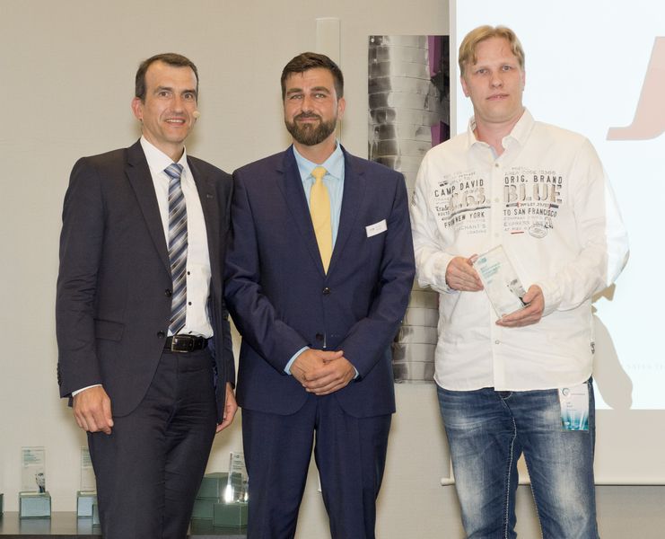 Der Best Performer Consumer Channel Award ging an JE Computer Eddy & Friends: (v. l.) Stefan Thiel und Ferdikan Ilysoglu (beide Eset), Ralph Bruch (JE Computer) (Eset)