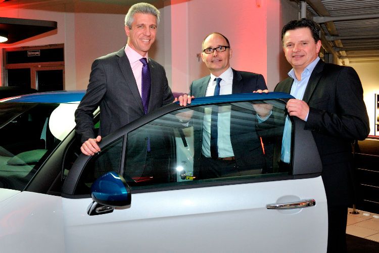 Premiummarke: (v.li.) Nicolas Perrin (Direktor DS Automobiles in Deutschland), Gunnar Gräwe (Direktor Netzentwicklung Peugeot Citroën Deutschland) und Peter Gerards (Geschäftsführer Ruhrdeichgruppe). (Foto: PSA)