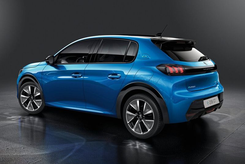 Der neue 208 trägt die markentypische Optik mit der schwarzen Blende zwischen den Heckleuchten und ... (Bild: Peugeot)