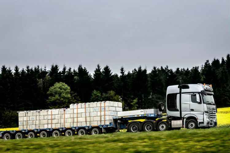 Der vierachsige Actros SLT im Einsatz als Schwerlasttransporter. Er kann bis zu 250 Tonnen ziehen. (Foto: Daimler)