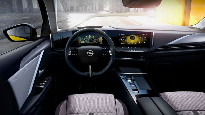 Innen orientiert sich der Astra an Mokka & Co und bekommt ein Digitalcockpit mit zwei Displays, die wie Flachbildschirme frei und ohne Abdeckung auf dem Armaturenbrett stehen. (Bild:Opel)