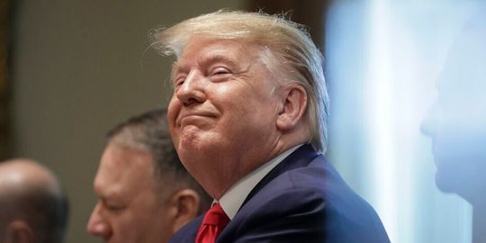 Donald Trump glaubt, durch massive Zollerhönungen auf ALLE Produkte, die in die USA eingeführt werden, die EU soweit einschüchtern zu können, dass es nicht zur geplanten Digitalsteuer für alle Unternehmen kommen wird. Die EU will aber standhaft bleiben ...(Bild:  AP)