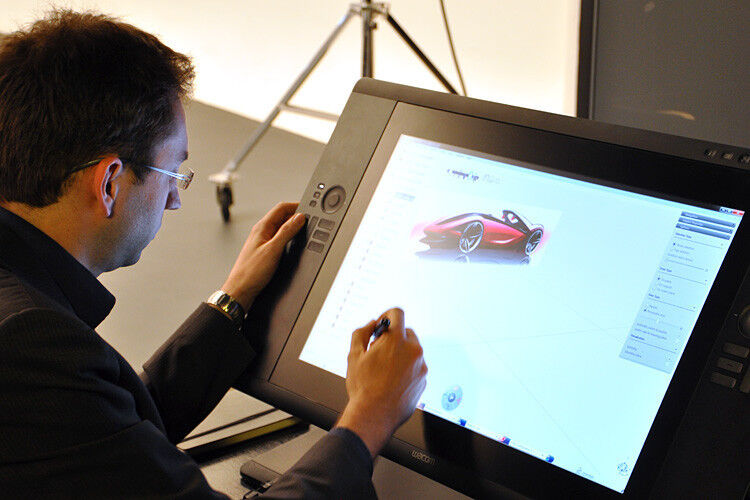 Der Designer zeichnet die Linien des Fahrzeugs direkt am Computer, die Software – in diesem Fall „3D Experience“ von Dassault Systèmes – setzt sie in entsprechende 3D-Formen um. (Foto: Thomas Günnel)