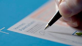 Der Kunde unterschreibt auf dem Label, der Bote fotograiert die Unterschrift und dokumentiert die Transaktion. (Hermes)