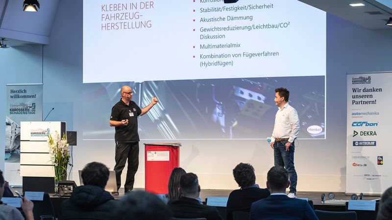 Kleben in der Praxis behandelten Joachim Plotzitzka und Carten Leifheit von der Henkel AG. (Stefan Bausewein)