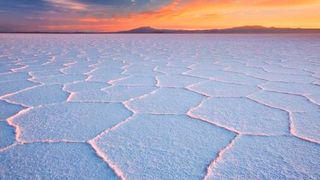 This is not the view of the surface of the planet Crait before the showdown between Luke Skywalker and the First Order took place. Under this salt crust in Bolivia, no red dust emerges. But there’s one thing underneath: the ever-demanded lithium! (Image:Salt`n Area)