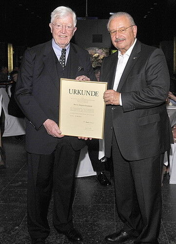 Großer Einsatz fürs Kfz-Gewerbe: ZDK-Präsident Robert Rademacher ehrte Jürgen Karpinski mit der goldenen Ehrennadel. (Foto: Zietz)