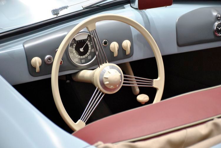 So soll das Armaturenbrett des ersten Porsche ausgesehen haben. Zwar existiert das echte Urmodell noch, doch hat man dieses im Lauf der Jahrzehnte immer wieder modifiziert und umgebaut – sei es aufgrund eines Unfalls oder seines Einsatzes im Rennsport. (Dominsky)