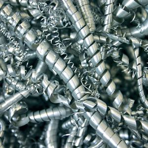 Industrieabfälle wie etwa Metallspäne lassen sich gewinnbringend recyceln, benötigen unzerkleinert jedoch viel Platz im Betrieb.